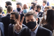 Baleia Rossi acena para a imprensa na chegada ao evento