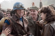 <b>Capitão América: O Primeiro Vingador (2011)</b>, de Joe Johnston. Pouco importa se a origem de Steve Rogers (Chris Evans) representa a segunda pior bilheteria do MCU (US$ 370 milhões), só à frente de O Incrível Hulk (US$ 263 milhões). O olhar romântico e aventuresco de Joe Johnston (Jumanji, The Rocketeer) casa perfeitamente com uma trama envolvendo reescrita da Segunda Guerra Mundial e jornada de renegado alçado à condição de herói nacional