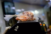 Um homem furtou R$ 75 em produtos de alimentação e higiene pessoal de um supermercado em João Pessoa (PB). Ele alegou que precisava alimentar seus filhos. 