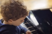 Archie gosta de tocar piano 