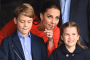 Kate Middleton mostra algo aos filhos 
