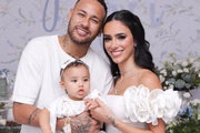 Neymar e Bruna Biancardi posam juntos e sorridentes com Mavie