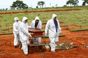 Enterro de vítimas da Covid-19 em cemitério de Goiânia
