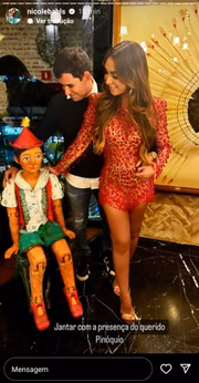 Nicole Bahls e Marcelo Viana posaram, abraçados, ao lado de um boneco do Pinóquio