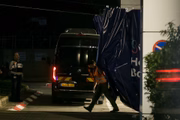 Uma van transportando reféns libertados da Faixa de Gaza como parte de um acordo entre Israel e o Hamas chega ao Centro Médico Sheba