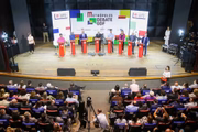 O debate seguiu o modelo que inclui questionamentos de jornalistas e perguntas diretas entre os concorrentes