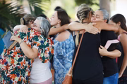 O sepultamento foi marcado pela comoção