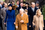 Caminhada da realeza britânica para o culto religioso 