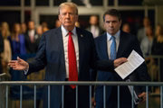 Trump na porta do tribunal 