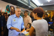 Ele também panfletou no comércio do local