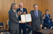 Entre o diretor do Dnit e o ministro dos Transportes, Lula festejou nesta terça mais uma obra da LCM
