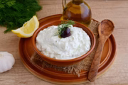 Na verdade, qualquer receita com iogurte pode levar kefir. Uma boa dica é o tzatziki, molho grego com iogurte e pepino