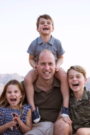 O papai William com os pimpolhos durante uma viagem à Jordânia