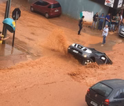 Carro foi engolido por erosão