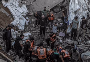 Equipes da defesa civil e moradores fazem resgate em edifícios da família Bakr que foram destruídos após os ataques de Israel em Al-Shat