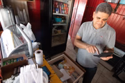 Para o empresário, a solução para a crise depende do aumento do salário mínimo e da redução de impostos e juros para os empreendedores 