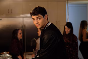 Noah Centineo surpreendeu os fãs ao aparecer "bombado" no Instagram 