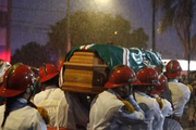 Tradicional político goiano foi enterrado durante chuva à noite