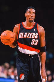 <b>Scottie Pippen</b>: o camisa 33 foi trocado para o Houston Rockets, onde jogou com Charles Barkley e Hakeem Olajuwon. O trio atuou junto por uma temporada, chegou aos playoffs e foi eliminado na 1ª rodada pelo Los Angeles Lakers. Depois, Pippen foi novamente trocado, dessa vez para o Portland Trail Blazers.<br><br>Em Portland, Pippen atuou quatro temporadas, sendo a melhor delas em 1999-2000, quando o time chegou às Finais da Conferência Oeste, mas foi eliminado em sete jogos pelo futuro campeão, o Lakers, de Shaq e Kobe. Nas três temporadas seguintes, Scottie teve problemas com lesões e os Blazers foram eliminados sempre na primeira rodada.<br><br>Pippen retorna à Chicago na temporada 2003-2004 para encerrar a carreira aos 38 anos. Hoje, aos 54, trabalha como comentarista na ESPN 