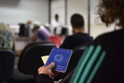 Quando equiparado ao mesmo período do ano passado, o número de pessoas que buscam por uma vaga no mercado de trabalho caiu em 1 ponto percentual