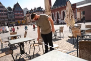 Sebastian Matheyka mede o espaço entre duas cadeiras em seu restaurante em Frankfurt, na Alemanha: reabertura do comércio segue regras estritas de distanciamento social