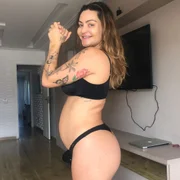 Recentemente, a DJ postou fotos de lingerie mostrando o corpo pós-parto