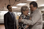 <b>Melhor atriz coadjuvante</b>: Kathy Bates (O Caso Richard Jewell). Vencedora já na primeira indicação, por Louca Obsessão (1990), Bates não era lembrada pela Academia desde As Confissões de Schmidt (2002). A quarta nomeação veio pelo papel da mãe de um jovem acusado injustamente de ter idealizado um atentado terrorista nas Olimpíadas de Atlanta, 1996. Detalhe: o rapaz trabalhava como segurança e, na verdade, salvou vidas ao dispersar a multidão antes da explosão. Por sinal, premiar Bates poderia, indiretamente, fazer com que a classe artística e o público dessem mais atenção à soberba interpretação de Paul Walter Hauser (Infiltrado na Klan) no papel-título