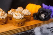 A chef Karen Barbosa elaborou o Minicupcake Bibbidi-Bobbidi-Boo (R$ 6), um bolinho de abóbora recheado de doce de letie e cobertura de canela, salpicado com coco tostado