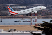 Equipes de resgate no rio Potomac, em Washington, após colisão entre avião e helicóptero