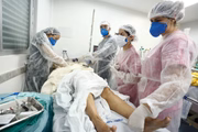 Paciente sendo intubada no pronto-socorro de um hospital particular de Goiânia