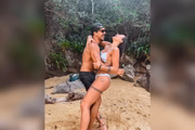 Tulio e Gabriela se conheceram pelas redes sociais, trocaram número de telefone e passaram a conversar por mensagens, já que Tulio Dek morava em outro país, segundo a revista Quem
