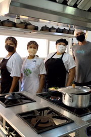 Wesley com as chefs do restaurante Villas de Trancoso