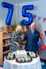 Camilla e Charles festejam os 75 anos do NHS na Escócia