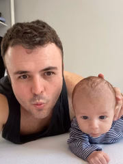 Médico Tiago Costa brinca com filho, o recém-nascido Henry - Goiânia, Goiás