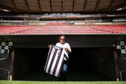 A filha do craque com a camisa do Fogão
