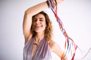 A paixão de Mariana Aydar pela cultura do Nordeste nasceu na infância, percorreu a juventude como backing vocal de Daniela Mercury nos carnavais de Salvador e passou por muitas casas de forró com a antiga banda Caruá