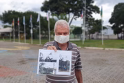Idoso mostra imagem de sua casa, que tem as bandeiras de seu estado e do DF
