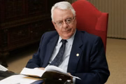 <b>Carlos Velloso (Representante do STF):</b> “No Brasil, quando se constrói algo, sempre se sustenta que a obra é faraônica. Mas o Brasil cresce muito e dali a pouco tem que fazer anexo, o que é pior. O Supremo, por exemplo, já tem dois anexos. Todos os Ministérios de Brasília também têm anexos. A Corte de Cassação francesa, em Paris, existe desde o século XIX no mesmo prédio. É porque eles têm visão de grandeza. Quando se constrói, pensa-se no futuro. E, infelizmente, não é o caso do brasileiro, que planta o pé de couve para o prato de amanhã.”