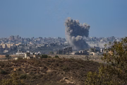 Fumaça sobre a cidade de Gaza
