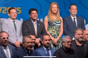 Ednaldo Rodrigues ao lado de Leila Pereira (presidente do Palmeiras)