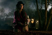 <b>A vilã roubando a cena</b>. Não é de hoje que a sueca Rebecca Ferguson vem se destacando em Hollywood. Conhecida como a Ilsa Faust da franquia Missão: Impossível, ela entregou boas atuações nos apenas medianos O Rei do Show (2017), O Menino que Queria Ser Rei (2018) e MIB: Homens de Preto – Internacional (2019). Também atuou nos dispensáveis Vida (2017) e Boneco de Neve (2017). Agora, finalmente ganha um papel à altura. A atriz brilha no papel de Rose, a Cartola, uma espécie de riponga superpoderosa que atravessa os anos se alimentando dos talentos especiais de pessoas com dons distintos, sobretudo crianças e adolescentes. Ela lidera o culto O Verdadeiro Nó, formado por outros andarilhos assassinos que buscam a imortalidade a qualquer custo