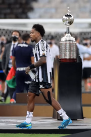 Marinho passa pelo troféu perdido 