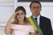 Para começar, ao que parece, a relação entre os três primeiros filhos do presidente e a primeira-dama Michelle não é uma das melhores