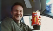 <b>Super Size Me (2004)</b>. No documentário indicado ao Oscar, o diretor e protagonista Morgan Spurlock se submete a um experimento social um tanto insalubre: só comer lanches do McDonald's por um mês inteiro. Na sequência, Super Size Me 2 (2019), ele enfrenta outro desafio: abrir e gerenciar um restaurante de fast food. Ambos disponíveis <b><a href="https://www.primevideo.com/detail/amzn1.dv.gti.32b39141-cc93-5d87-8264-2e6303e93b43?ie=UTF8&linkCode=xm2" target="_blank">na Amazon Prime Video</a></b> <b>Super Size Me (2004)</b>. No documentário indicado ao Oscar, o diretor e protagonista Morgan Spurlock se submete a um experimento social um tanto insalubre: só comer lanches do McDonald's por um mês inteiro. Na sequência, Super Size Me 2 (2019), ele enfrenta outro desafio: abrir e gerenciar um restaurante de fast food. Ambos disponíveis <b><a href="https://www.primevideo.com/detail/amzn1.dv.gti.32b39141-cc93-5d87-8264-2e6303e93b43?ie=UTF8&linkCode=xm2" target="_blank">na Amazon Prime Video</a></b>