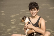 Julinho (Davi de Oliveira). É o filho mais ambicioso de Lola (Gloria Pires) e Júlio (Antonio Calloni). Desde pequeno sonha estudar engenharia e ser rico. Criança travessa, se realiza ao ganhar de presente de sua tia Olga (Maria Eduarda de Carvalho) um cachorro, a quem batiza de Jagunço. Nutre um afeto por Lili (Bruna Negendank/Triz Pariz), filha de Genu (Kelzy Ecard) e Virgulino (Kiko Mascarenhas), com quem convive desde criança. Julinho (Davi de Oliveira). É o filho mais ambicioso de Lola (Gloria Pires) e Júlio (Antonio Calloni). Desde pequeno sonha estudar engenharia e ser rico. Criança travessa, se realiza ao ganhar de presente de sua tia Olga (Maria Eduarda de Carvalho) um cachorro, a quem batiza de Jagunço. Nutre um afeto por Lili (Bruna Negendank/Triz Pariz), filha de Genu (Kelzy Ecard) e Virgulino (Kiko Mascarenhas), com quem convive desde criança.