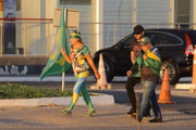 Grupos de bolsonaristas sobem a pé até o Aeroporto Internacional de Brasília para recepcionar o ex-presidente Bolsonaro no desembarque
