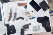 Três facas, um revólver calibre .38 e munições