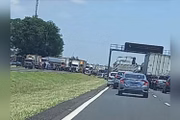 Caminhoneiros fizeram manifestação em rodovia na altura de Birigui em São Paulo