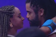 Aline e Diogo trocaram olhares durante o beijo