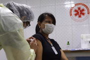 Edna, enfermeira do Samu, toma vacina contra a Covid-19